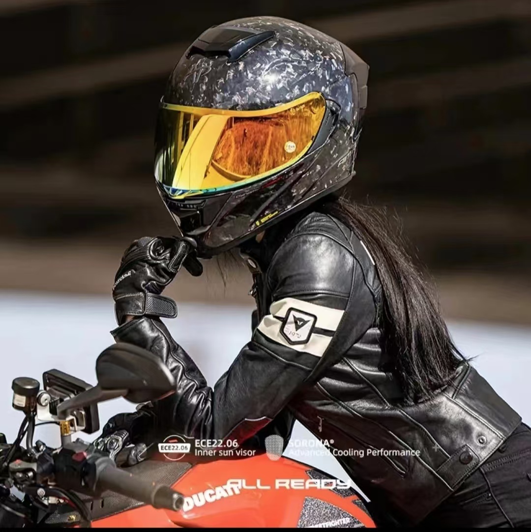 خوذة دراجة نارية من ألياف الكر - مراجعة Carbon Fiber Lightweight Motorcycle Helmet وسعره